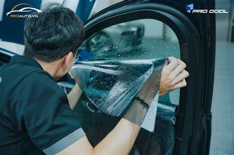 Dịch Vụ Dán Phim Cách Nhiệt Chống Nóng Toàn Diện Cho Xe